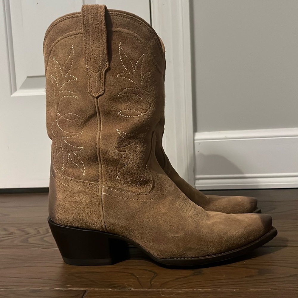 SOLD ❌Tecovas Sadie in Almond Suede